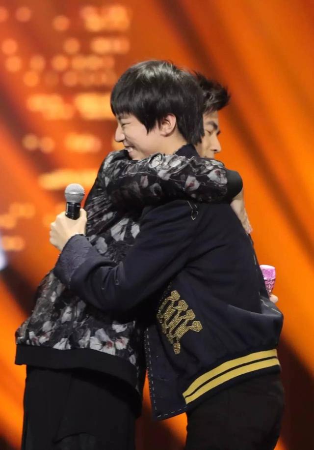 王俊凱最新巡演盛典，變化的力量，自信成就的光輝之旅