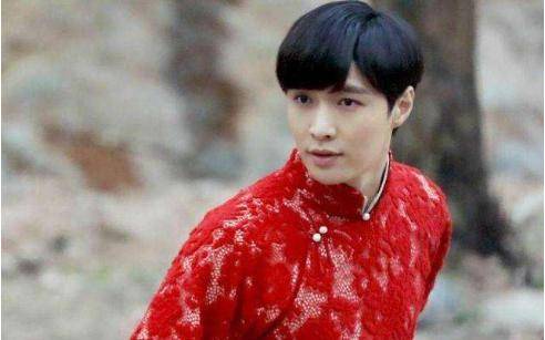 二月紅演員，舞臺(tái)到熒屏的蛻變之路——自信與成就感的彰顯