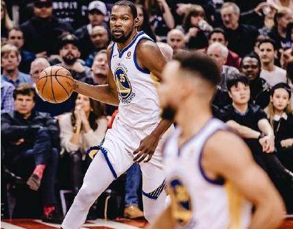 騎士勇士對(duì)決，熱血沸騰的賽場(chǎng)瞬間，精彩對(duì)決不容錯(cuò)過！