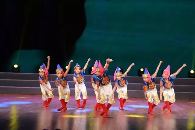 比賽舞蹈,比賽舞蹈，小巷深處的舞蹈魅力