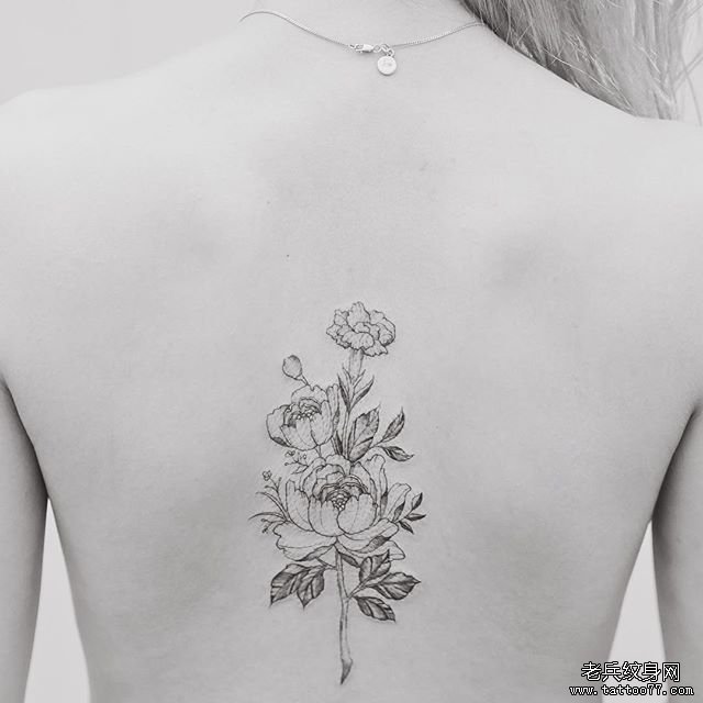 新款女性背部紋身花朵設計，友情與陪伴的溫馨篇章