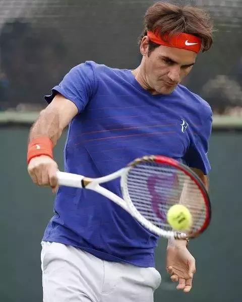 揭秘費(fèi)德勒反拍技巧，網(wǎng)球秘籍藏于小巷之中解析揭秘！