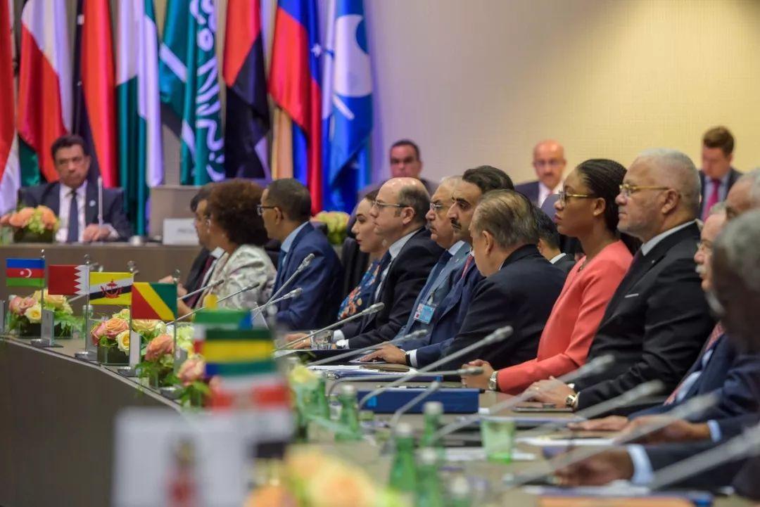 美國(guó)石油價(jià)格動(dòng)態(tài)，油價(jià)波動(dòng)與友情交織的故事