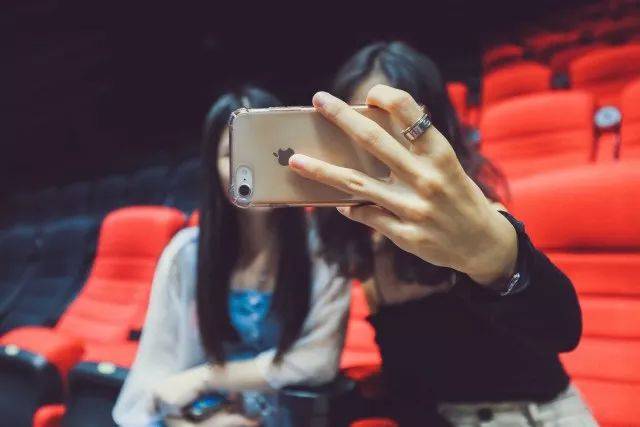 鏡頭下的自信與成長(zhǎng)之旅，自拍電影的探索與歷程