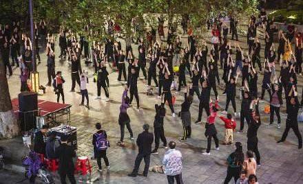 最新廣場(chǎng)舞精選100，舞動(dòng)時(shí)尚，展現(xiàn)活力無(wú)限