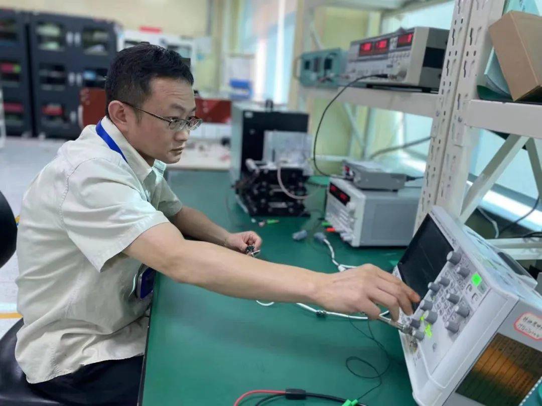 電子最新達(dá)人，時(shí)代的領(lǐng)跑者，引領(lǐng)潮流前沿！