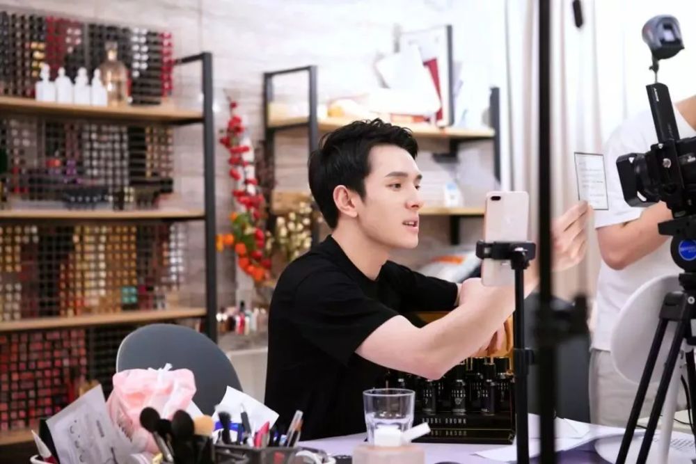 明星直播間高科技產(chǎn)品引領(lǐng)直播新紀元，科技改變生活，明星直播間震撼登場！