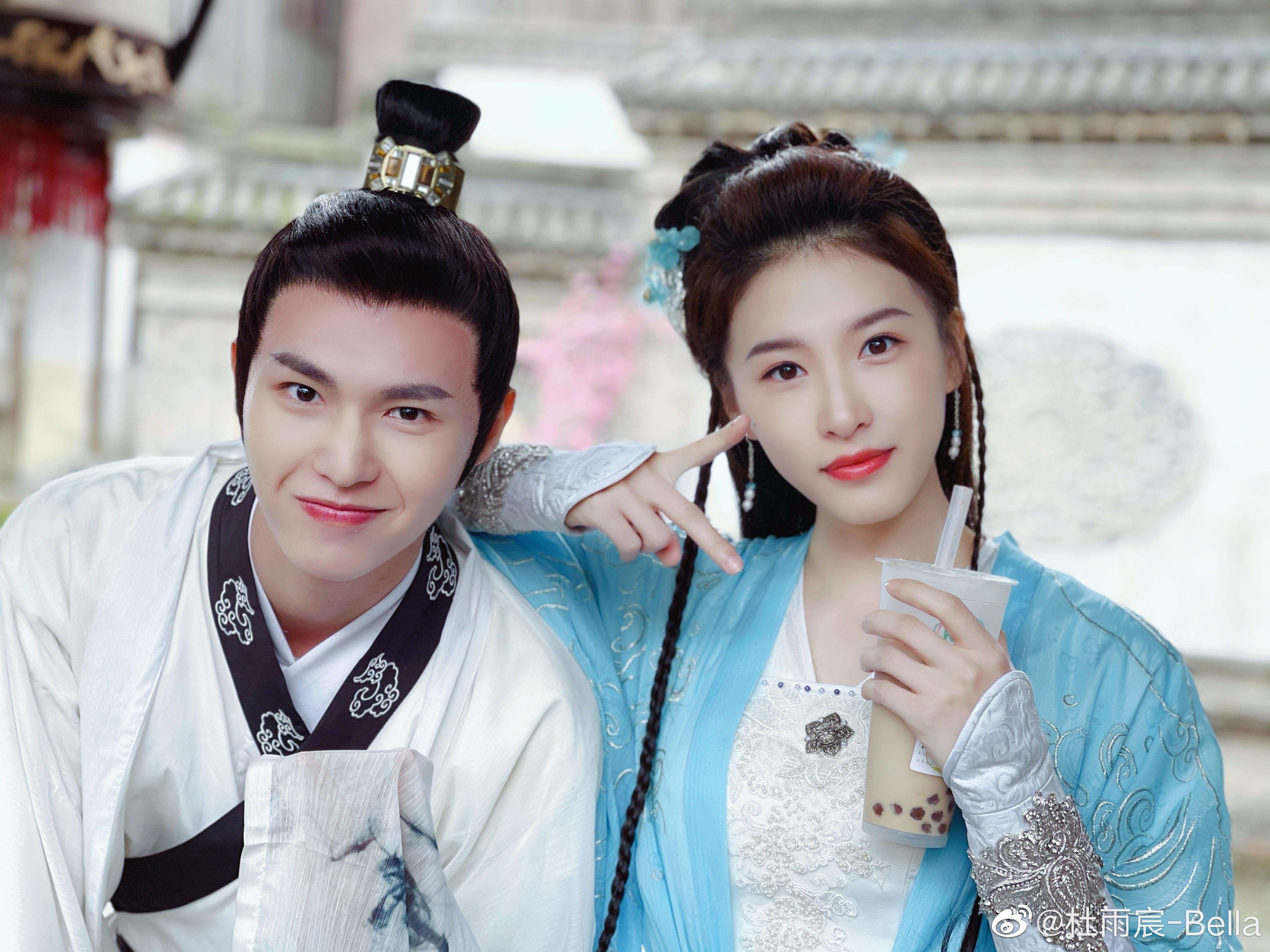 鄺露演員的成長(zhǎng)之路，變化中的學(xué)習(xí)，自信與成就的光芒