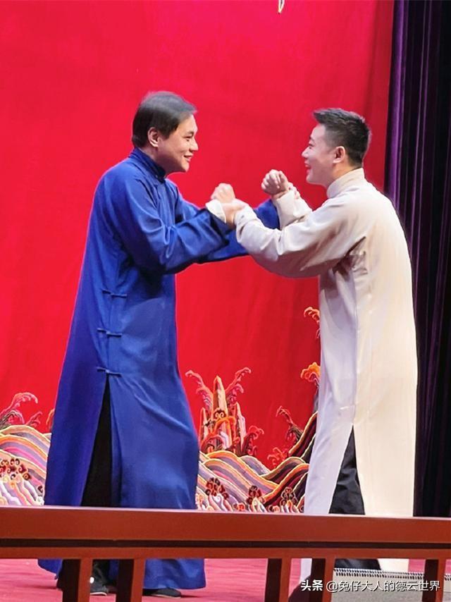 相聲演員高峰，小巷中的驚喜——隱藏版相聲特色小店之旅