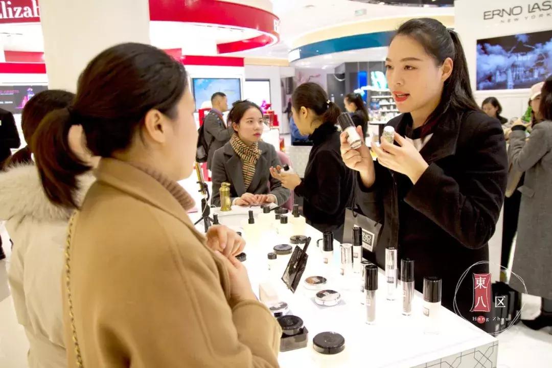 探秘杭州女明星的小巷星光與美食秘境之旅！