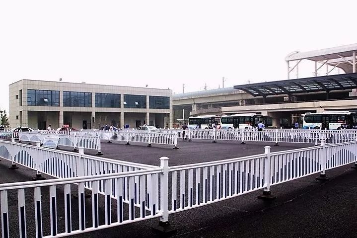 余姚高鐵站停車(chē)場(chǎng)的秘密與家的故事，停車(chē)費(fèi)信息及旅途溫馨指南