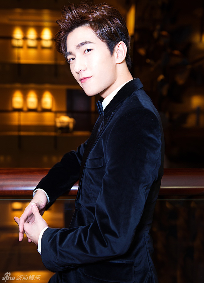 楊洋最新時尚寫真，時代之星光芒四溢