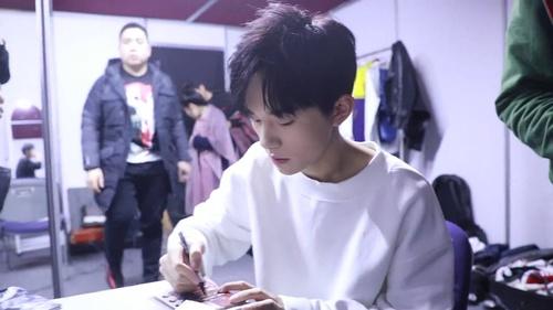 易烊千璽微博最新照片引爆期待，粉絲翹首以待的獨(dú)特魅力