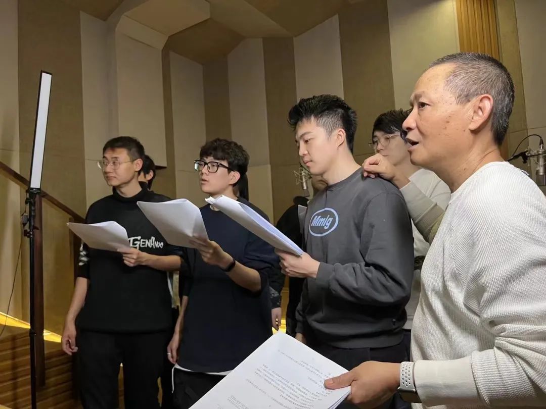 配音演員惠龍，小巷之聲魔法與美食秘境之旅