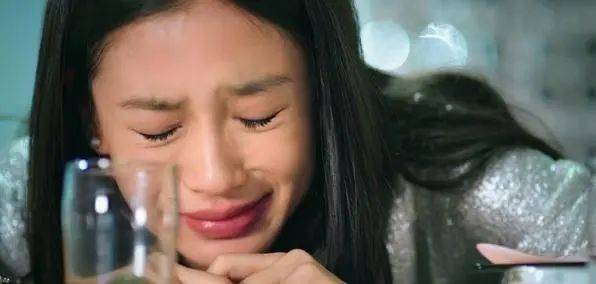 演員楊瑩，小巷深處的魅力與美食探索