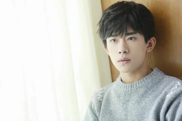 易烊千璽最新帥氣照片，時(shí)尚魅力與多元風(fēng)格的聚焦展現(xiàn)