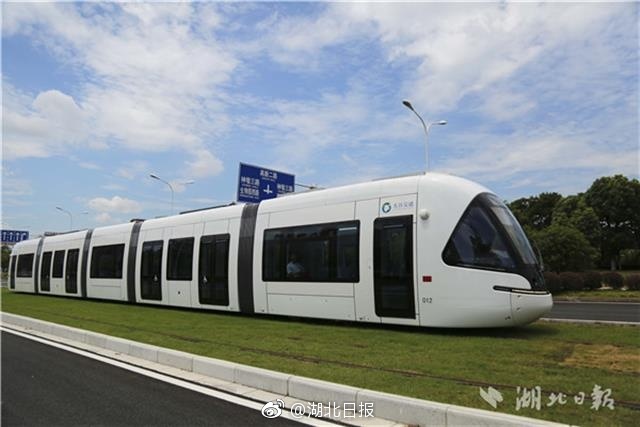 光谷有軌電車最新進(jìn)展，電車上的家庭溫馨之旅與友情交織的旅程