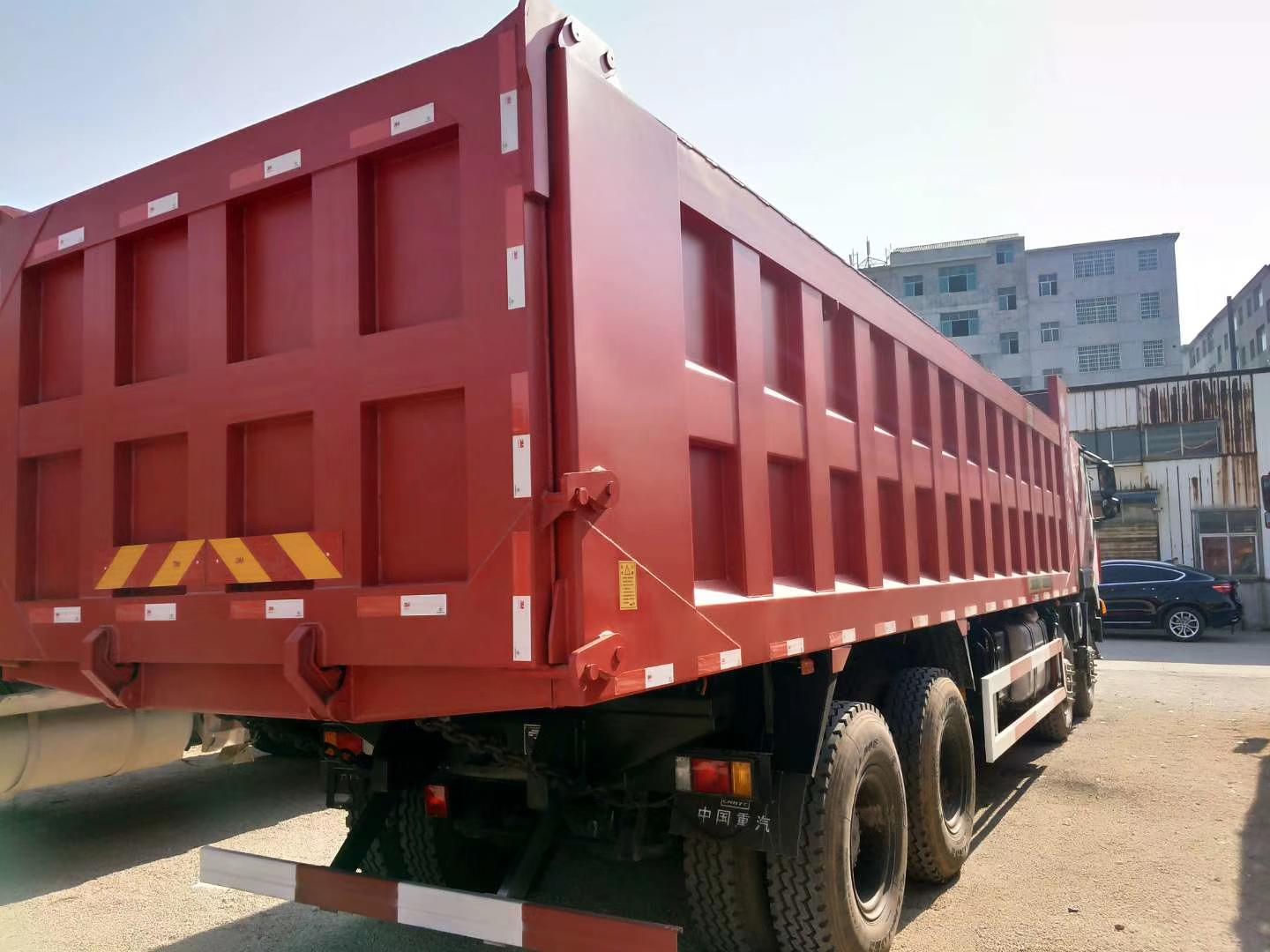 紅巖杰獅自卸車最新款390，重載運輸?shù)膹娬撸宫F(xiàn)新姿態(tài)