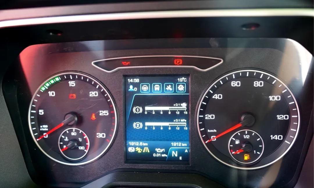 解放J7最新款試駕，駕馭變化，自信馳騁之路