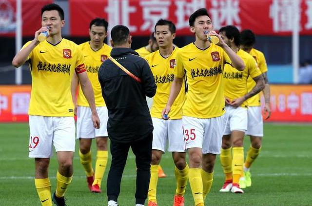 中超恒大最新動態(tài)與小巷深處的足球文化與美食探秘