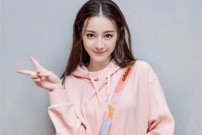 迪麗熱巴戀情最新動(dòng)態(tài)，變化、學(xué)習(xí)與自信的力量閃耀愛情之路