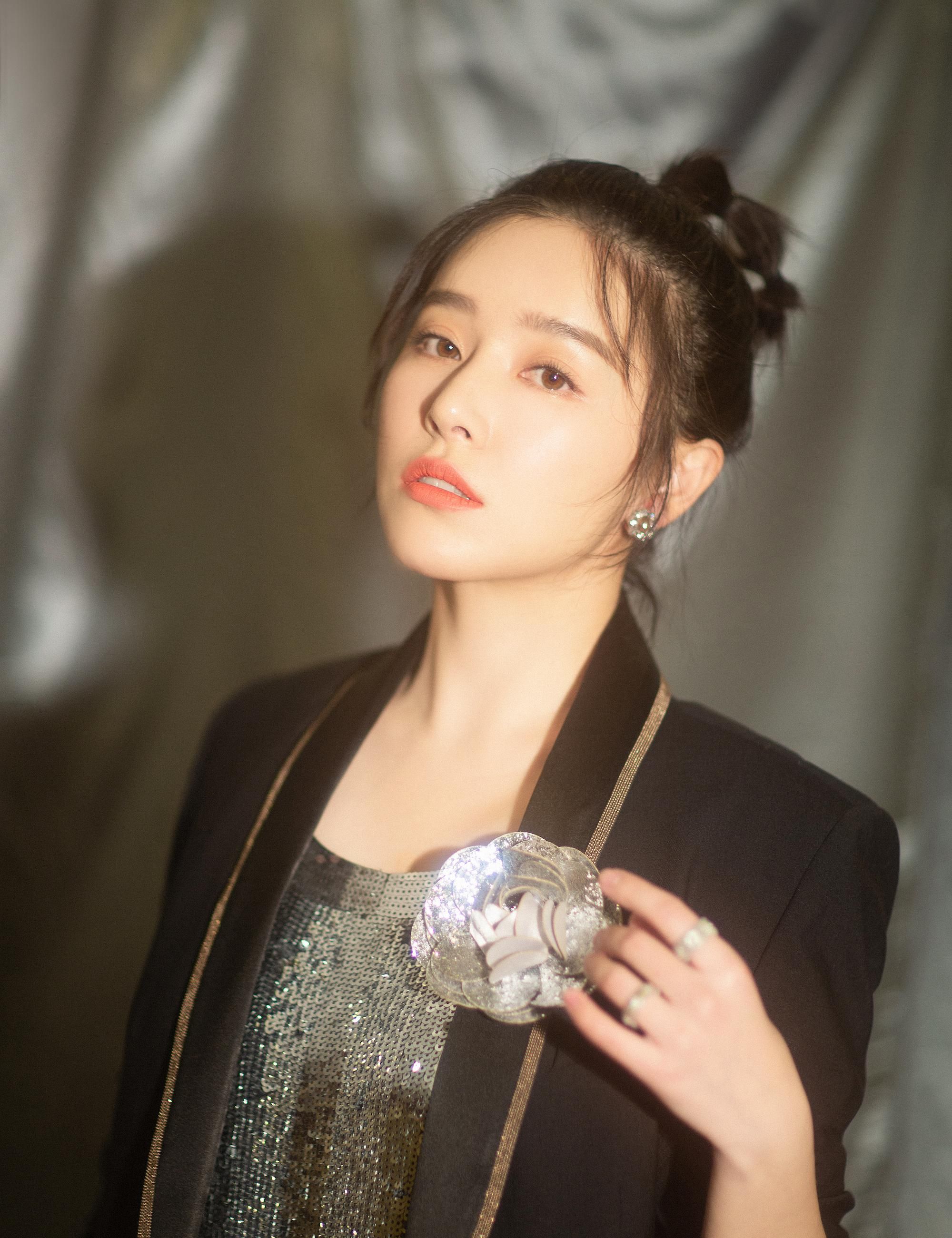 闞清子演藝事業(yè)持續(xù)升溫，新動(dòng)態(tài)備受矚目，最新消息一覽