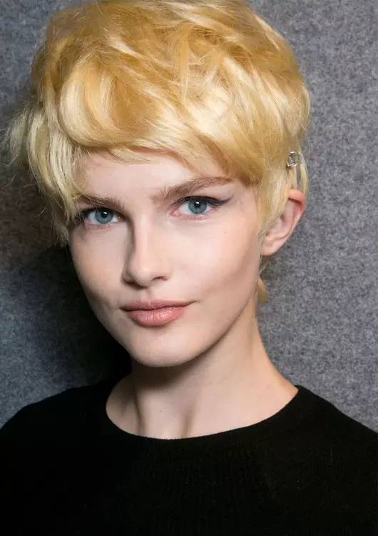 拉文最新發(fā)型，變化的力量，展現(xiàn)自信與成就感的源泉