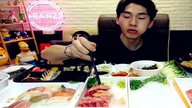 奔馳小哥最新吃播探索自然美景，尋找內(nèi)心平靜之旅