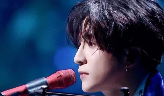 薛之謙最新圖片展現(xiàn)勵(lì)志之旅，變化、自信與成就感的閃耀之旅