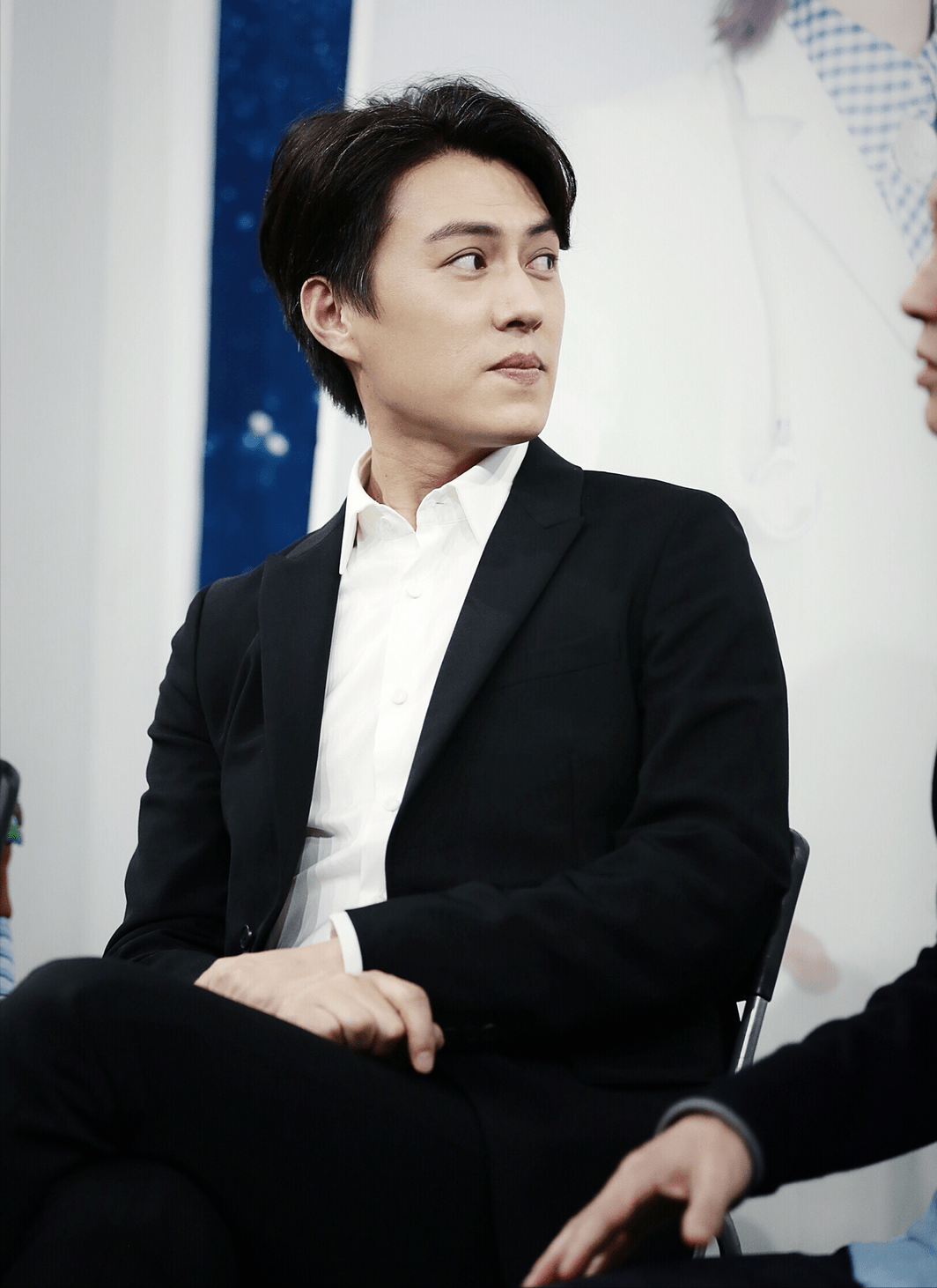 靳東最新發(fā)型揭秘，小巷深處的時尚探索