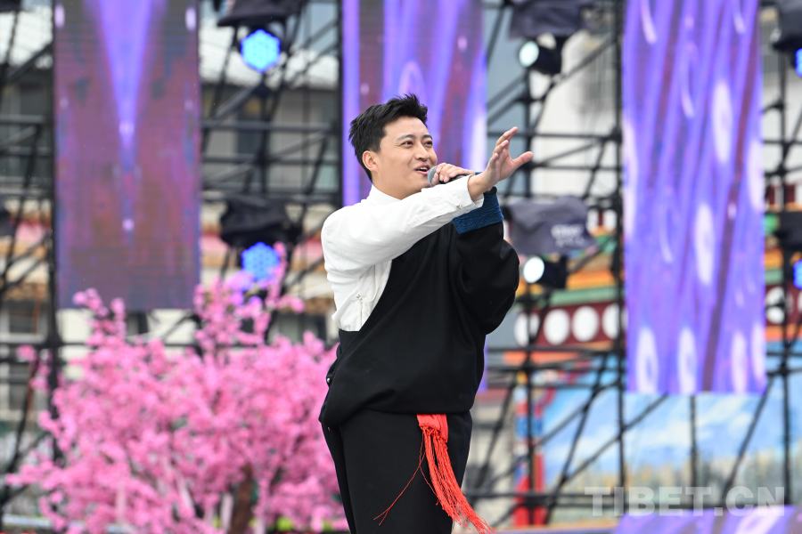 羅布桑珠最新歌曲，音樂(lè)之旅的璀璨明珠亮相舞臺(tái)