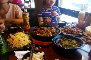 最新石鍋菜主題餐廳，勵志美食盛宴，融合自信、成就與味蕾享受